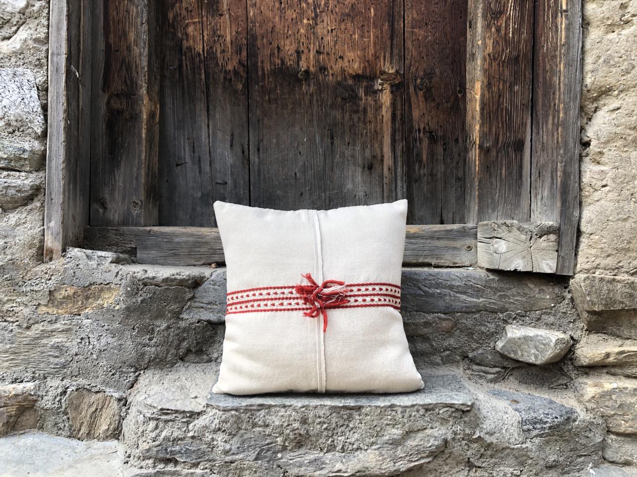 Handwoven Cushion Cover 'Gho'