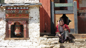 Ura falu temploma előtt - limitált szériás fotográfia különböző méretben és kivitelben - InspiredByBhutan