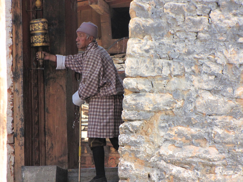 Bácsi és az imamalom - limitált szériás fotográfia különböző méretben és kivitelben - InspiredByBhutan