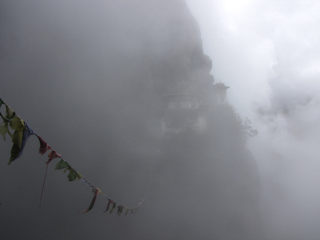 Imazászlók a Tigrisfészek Kolostornál II. - limitált szériás fotográfia különböző méretben és kivitelben - InspiredByBhutan