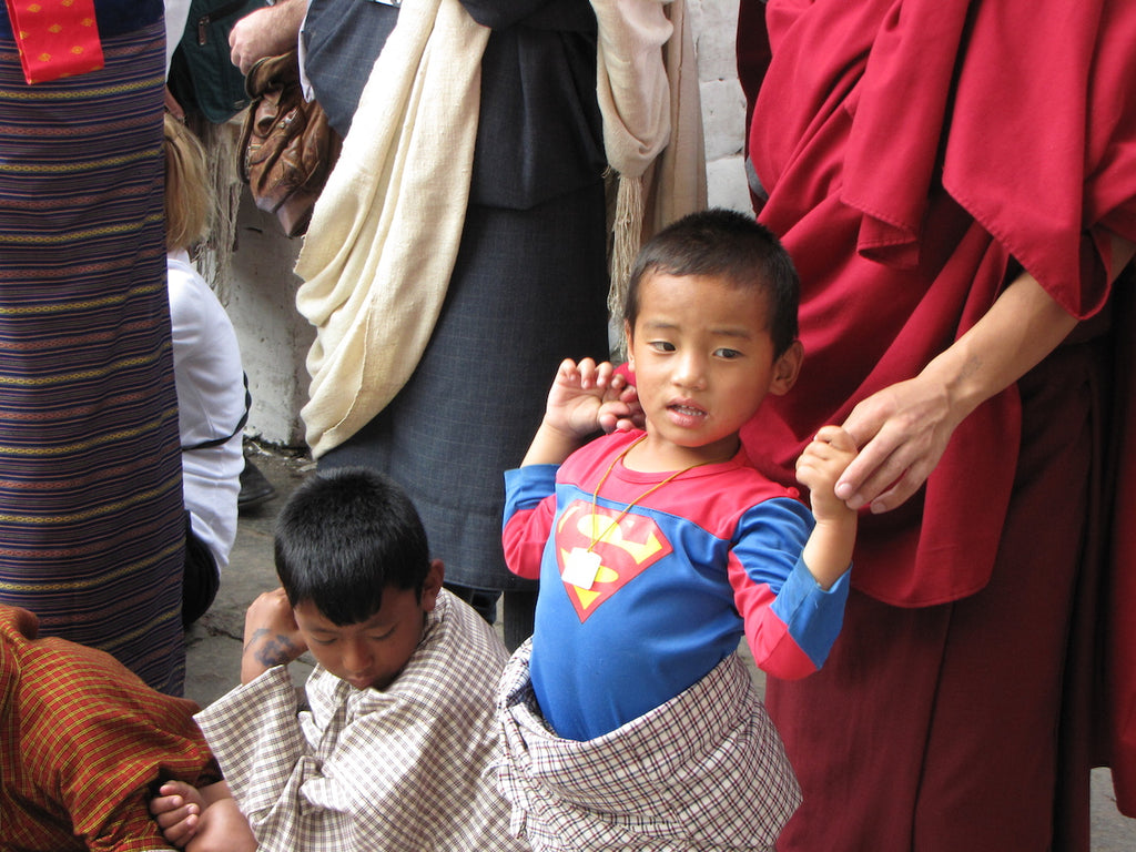 Superman kibújik a gho alól - limitált szériás fotográfia különböző méretben és kivitelben - InspiredByBhutan