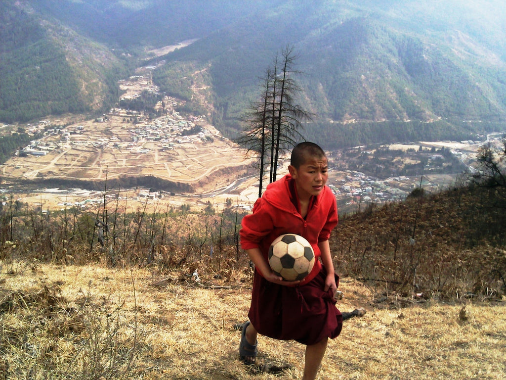 "Vannak örök labdaszedők..." - limitált szériás fotográfia különböző méretben és kivitelben - InspiredByBhutan